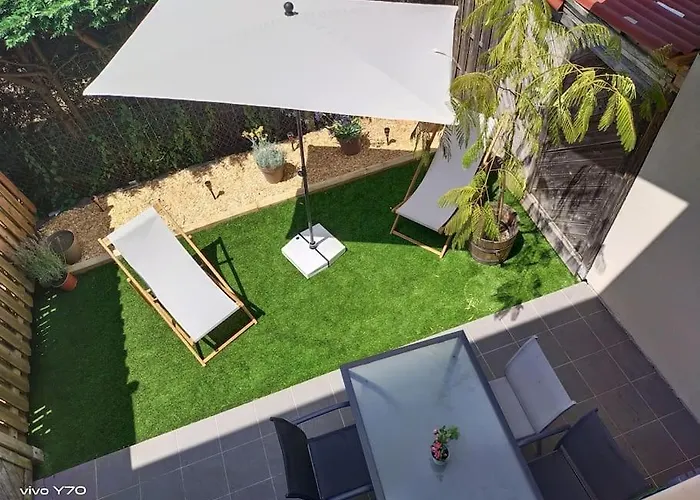 Jolie Maison Paisible, Avec Jardinet Et Parking