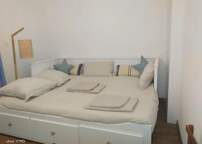 Jolie Maison Paisible, Avec Jardinet Et Parking