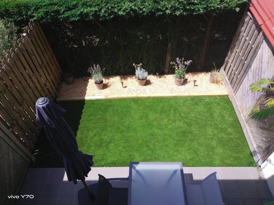 Jolie Maison Paisible, Avec Jardinet Et Parking Appartement *